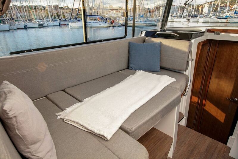 Jeanneau Merry Fisher 895 Sport - wheelhouse saloon seating with berth infill Jeanneau Merry Fisher 895 Sport