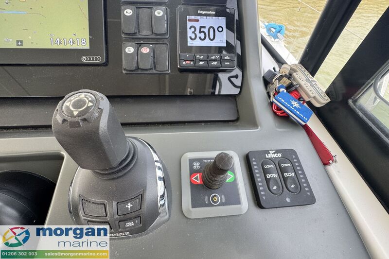 Jeanneau Leader 40 - bow thruster Jeanneau Leader 40 