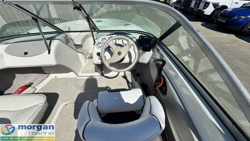  Maxum  1800 MX bow rider