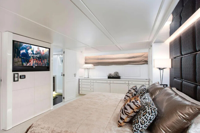   Custom 33M