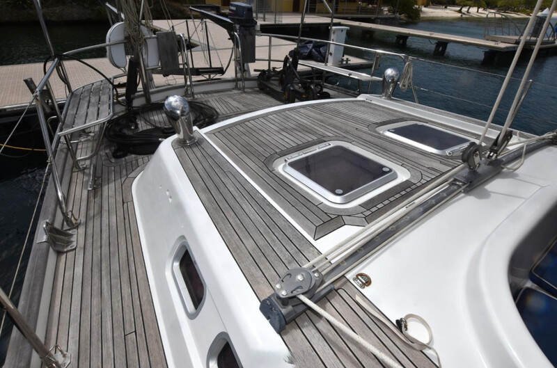  OYSTER 80 Deck Saloon