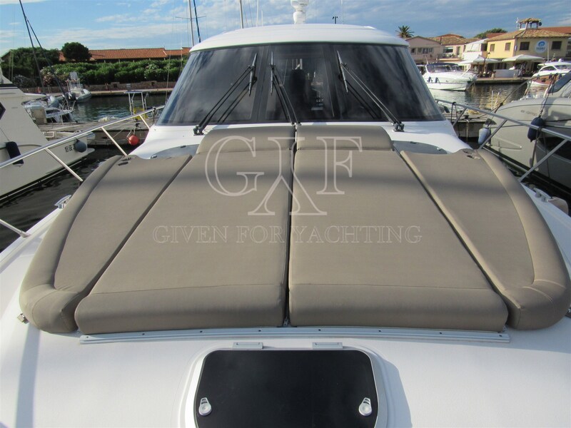 Tiara 5800 Sovran, fwd sunpad Tiara Yachts 5800 Sovran