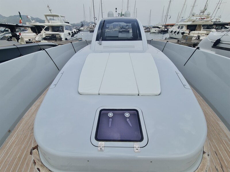 Vismara B wave prua Vismara V 52 Coupe MY