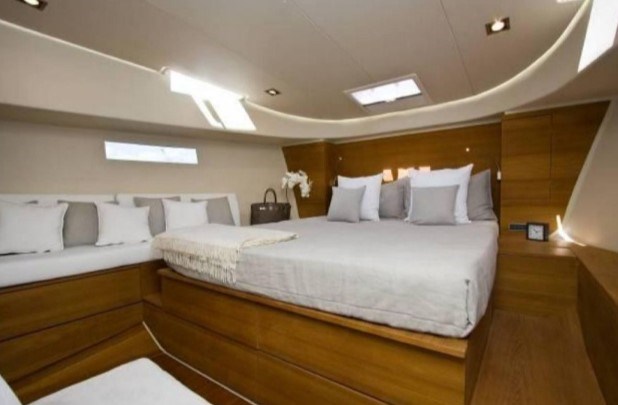 Vismara B Wave master cabin Vismara V 52 Coupe MY