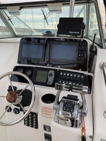 Boston 28 Outrage helm station Boston Whaler OUTRAGE 28
