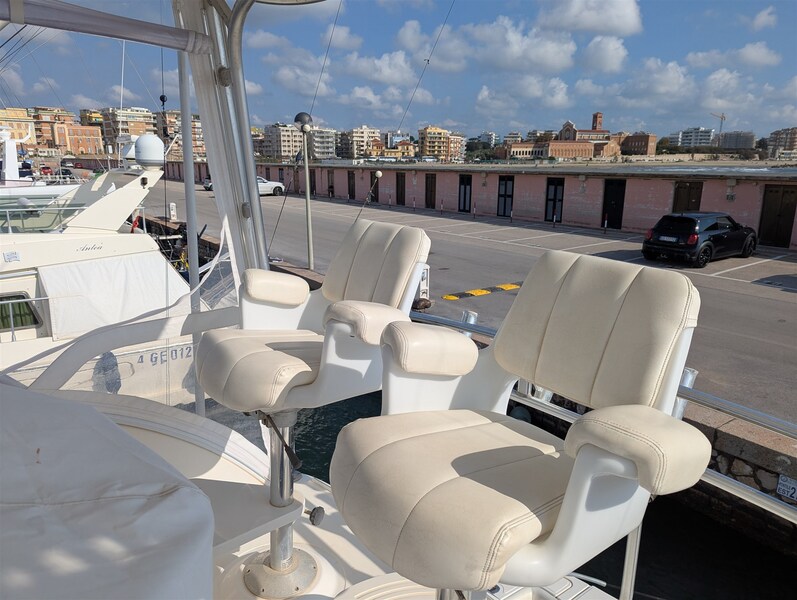 Tiara 3900 Conv. Fly seats Tiara Yachts 3900 Convertible