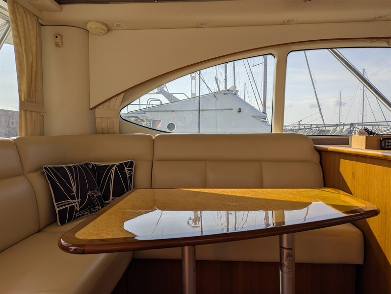 Tiara 3900 Conv. dinette Tiara Yachts 3900 Convertible