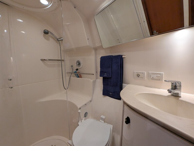 Tiara 3900 Conv. bathroom Tiara Yachts 3900 Convertible