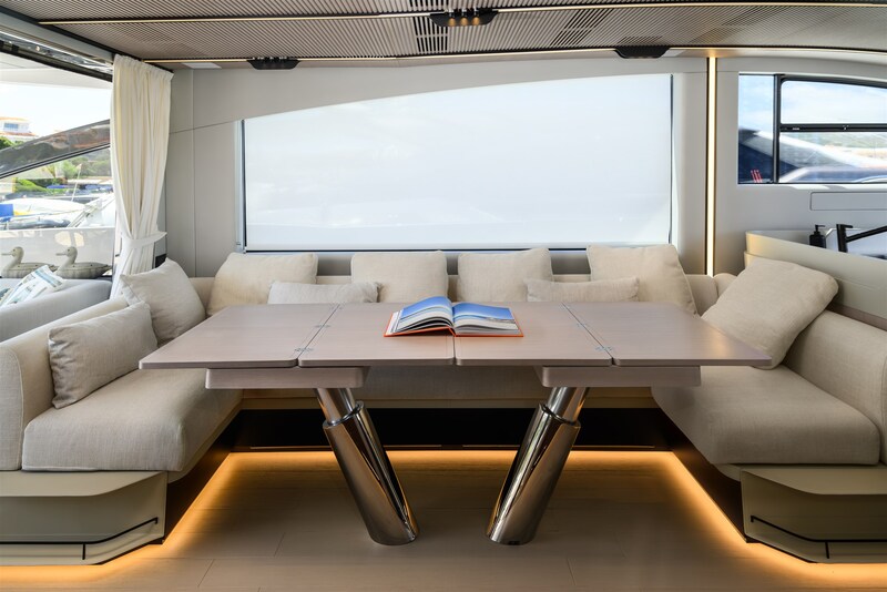 Azimut S7New dinette detail Azimut S7 M/Y 2023