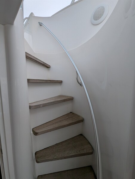 Bertram 630 Fly stairs Bertram Yacht 630 Convertible