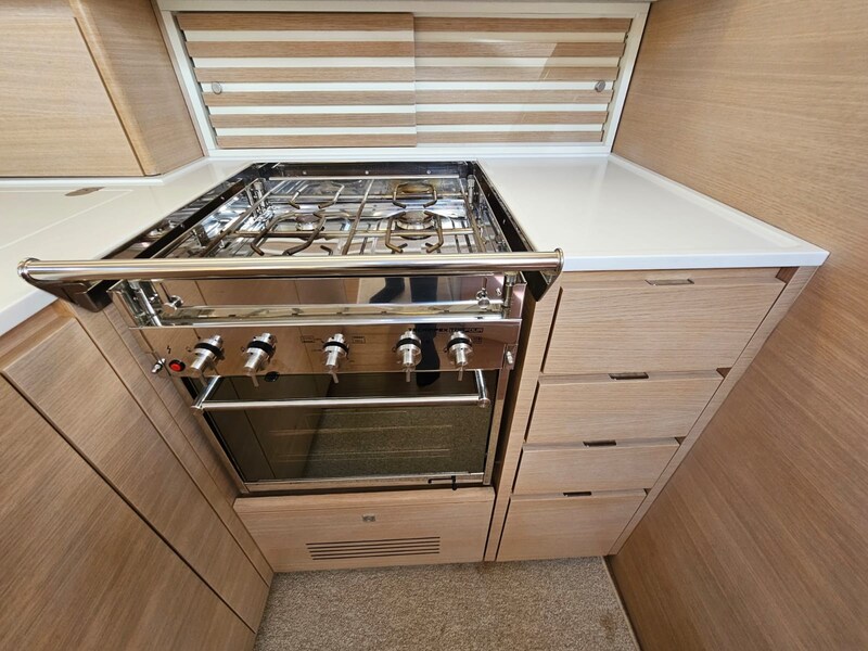 IY 15.98 kitchen Italia Yachts 15.98