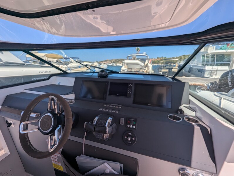 Axopar 37 Sun Top Brabus, helm Axopar AXOPAR 37 ST BRABUS LINE