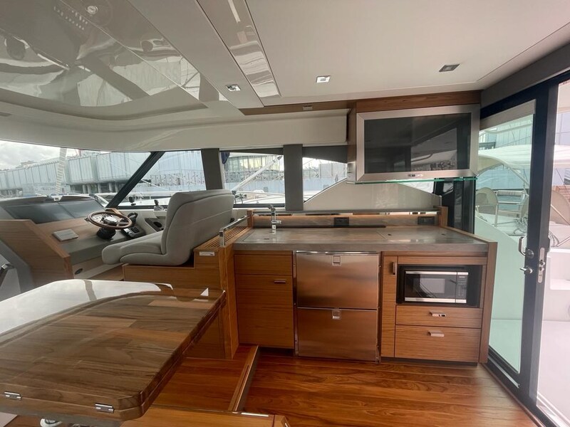 {I} Galley Tiara Yachts 44 Coupe