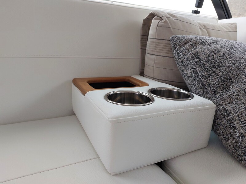 {I} Dinette detail Tiara Yachts 44 Coupe