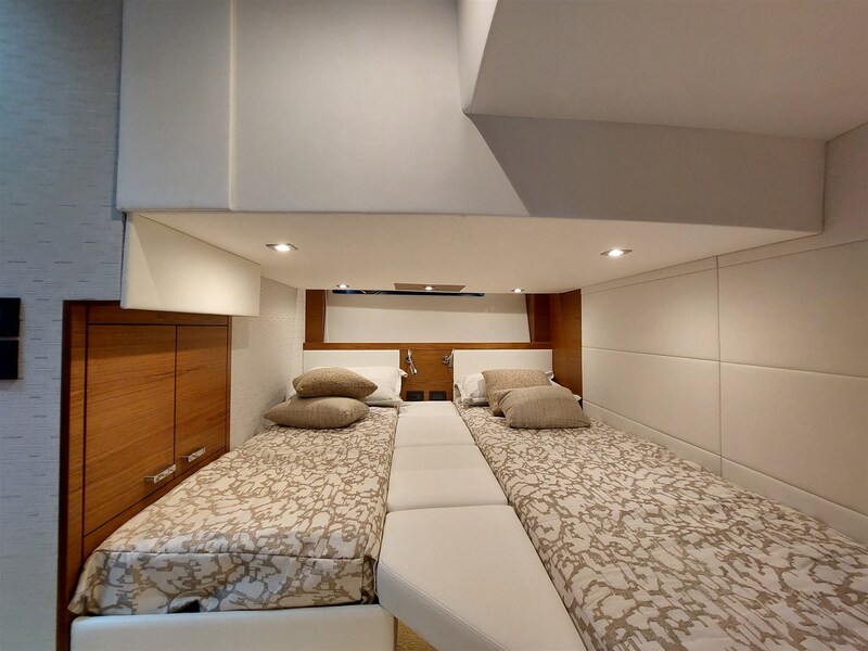 {I} Guests cabin Tiara Yachts 44 Coupe
