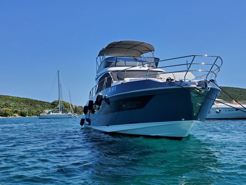 Bow profile Azimut 53 Flybridge