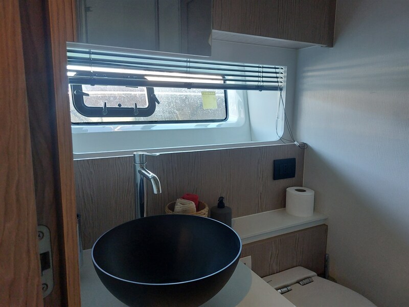 {I} Bathroom Azimut 53 Flybridge